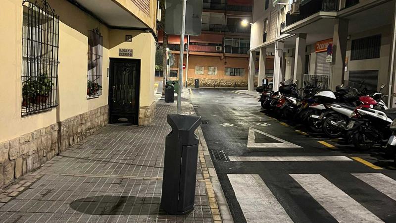 Benidorm incorpora nuevas papeleras en los barrios e inicia una campaña de concienciación para no arrojar colillas al suelo. Benidorm incorpora nuevas papeleras en los barrios e inicia una campaña de concienciación para no arrojar colillas al suelo.