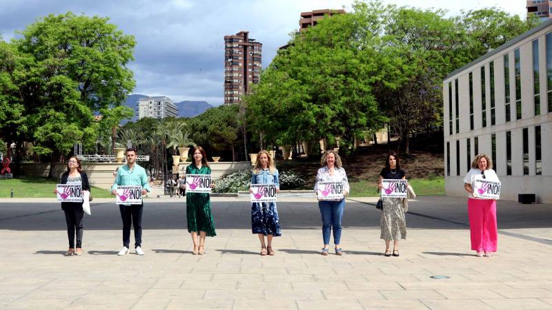 Minuto de silencio en el Ayuntamiento de Benidorm.