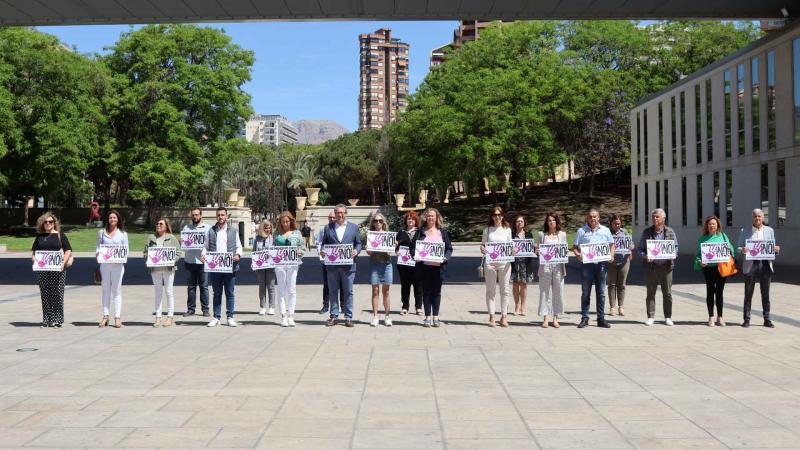 Minuto de silencio en el Ayuntamiento de Benidorm.