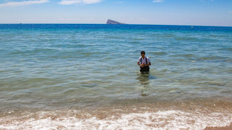 La calidad del agua de las playas de Benidorm, excelente un verano más Toma de muestras en playa de Benidorm