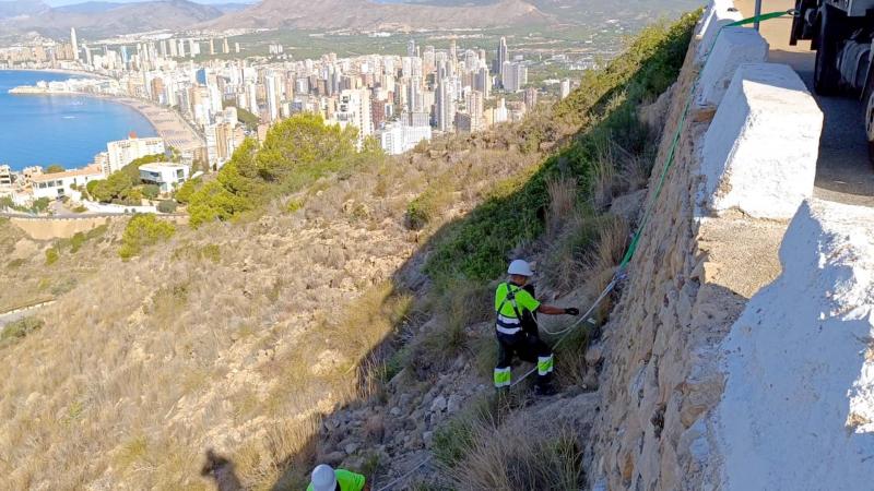 Benidorm inicia una campaña de limpieza y desbroce de caminos rurales, laderas y parkings disuasorios Benidorm inicia una campaña de limpieza y desbroce de caminos rurales, laderas y parkings disuasorios