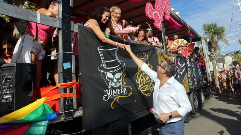 Cientos de personas festejan el Benidorm Pride con un multitudinario desfile