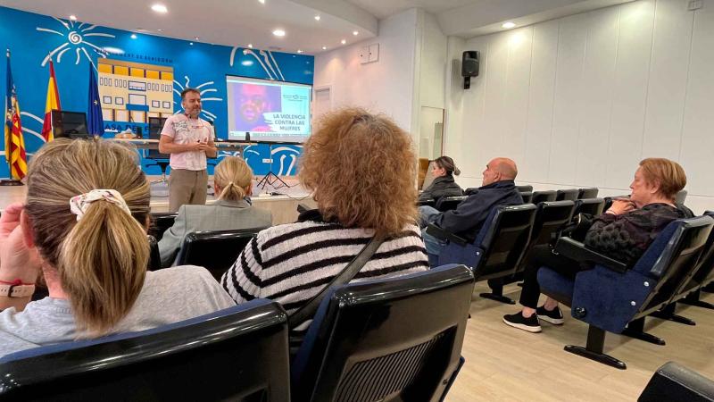 Con un taller contra la violencia de género, arrancan las actividades del 25N en Benidorm Con un taller contra la violencia de género, arrancan las actividades del 25N en Benidorm