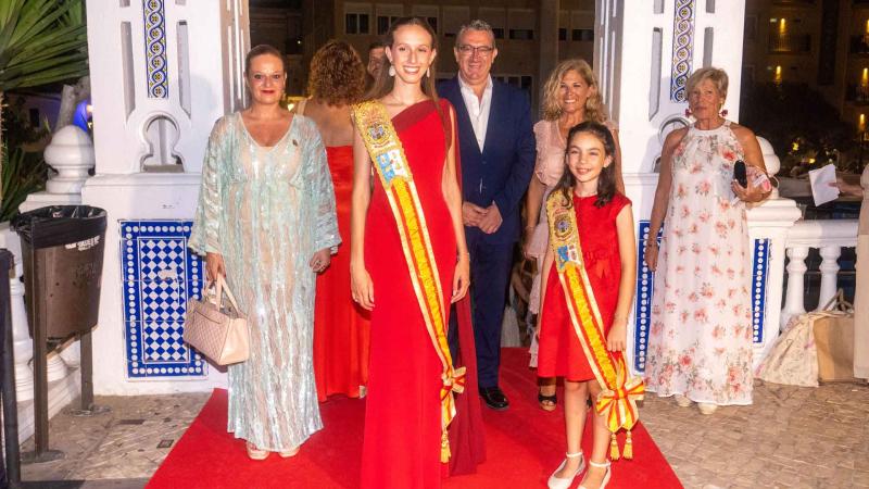 El alcalde, la concejal de fiestas, la presidenta de la Comissió y las reinas a su llegada al Castell. El alcalde, la concejal de fiestas, la presidenta de la Comissió y las reinas a su llegada al Castell.
