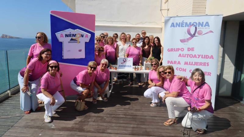 La isla, el mar y el color blanco protagonizan la nueva camiseta solidaria de Anémona contra el cáncer de mama La isla, el mar y el color blanco protagonizan la nueva camiseta solidaria de Anémona contra el cáncer de mama