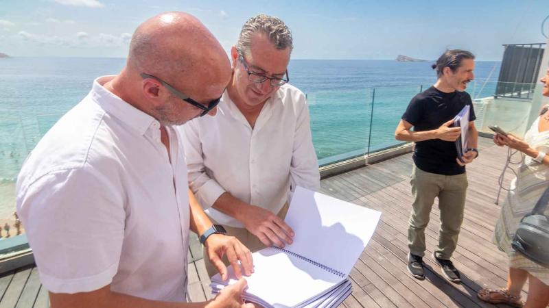 Vicente Vázquez y Toni Pérez con una carta en braille. Vicente Vázquez y Toni Pérez con una carta en braille.
