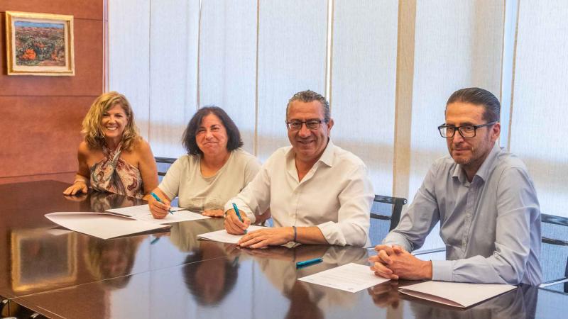 Firma del convenio. Firma del convenio.