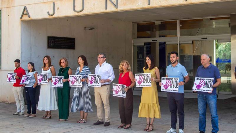 Minuto de silencio en repulsa del crimen machista de una mujer de 34 años en Badajoz 