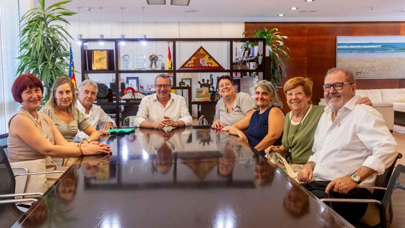 La nueva junta directiva del Club de Leones se presenta al alcalde de Benidorm La nueva junta directiva del Club de Leones se presenta al alcalde de Benidorm