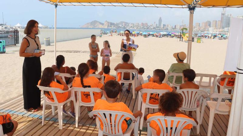 La biblioplaya del Parque de Elche acoge la primera charla divulgativa sobre el valor de la posidonia