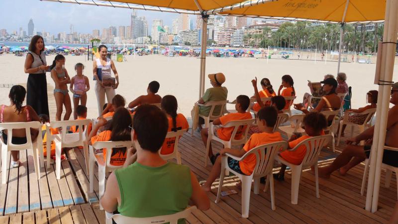 La biblioplaya del Parque de Elche acoge la primera charla divulgativa sobre el valor de la posidonia