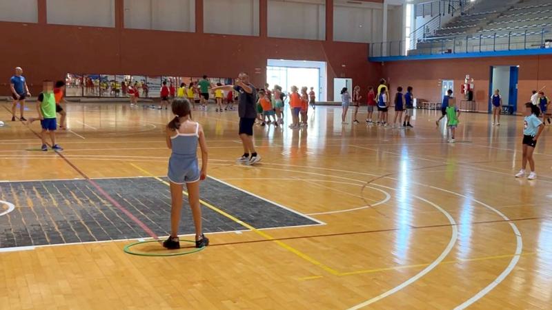 Casi 1.000 niños y adolescentes disfrutan del verano haciendo deporte en las escuelas municipales de Benidorm Casi 1.000 niños y adolescentes disfrutan del verano haciendo deporte en las escuelas municipales de Benidorm