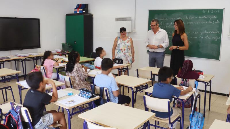 El Ayuntamiento adapta aulas para incorporar los 115 nuevos paneles digitales suministrados por la Conselleria El Ayuntamiento adapta aulas para incorporar los 115 nuevos paneles digitales suministrados por la Conselleria