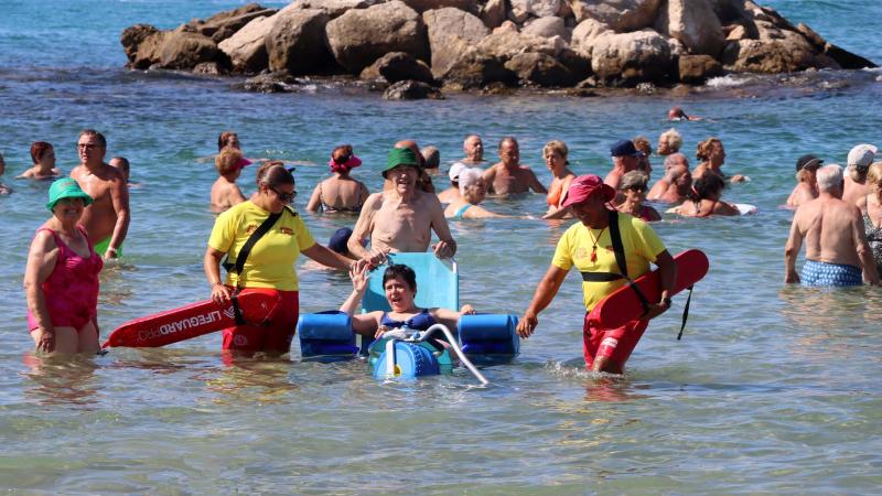 Las playas accesibles de Benidorm superan los 8.700 usuarios en los meses centrales del verano Las playas accesibles de Benidorm superan los 8.700 usuarios en los meses centrales del verano