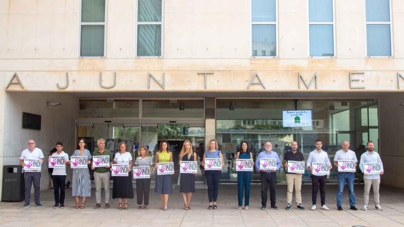 Minuto de silencio en Benidorm para condenar los crímenes machistas de dos mujeres en Sevilla y Barcelona