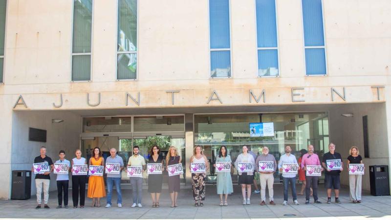 Benidorm condena con un minuto de silencio el crimen machista de una mujer en Murcia Benidorm condena con un minuto de silencio el crimen machista de una mujer en Murcia
