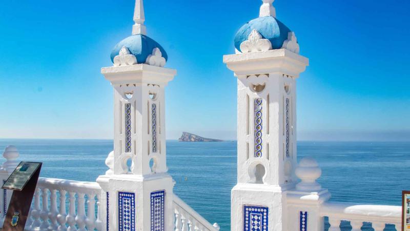 Una exposición, un nuevo plano turístico y una suelta de tortugas completan la celebración del Día del Turismo en Benidorm