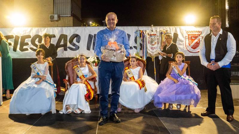 Luis Navvaro con las reinas, damas y presidente de Imalsa II.