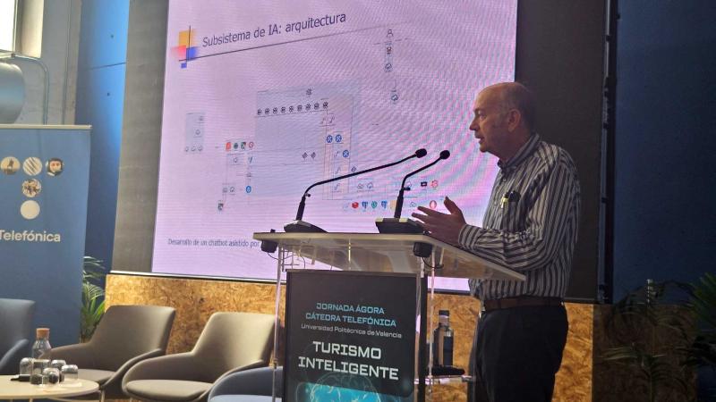 Benidorm presenta el proyecto del ‘chatbot’ asistido por IA para mejorar la comunicación y acceso a servicios de vecinos y turistas Benidorm presenta el proyecto del ‘chatbot’ asistido por IA para mejorar la comunicación y acceso a servicios de vecinos y turistas