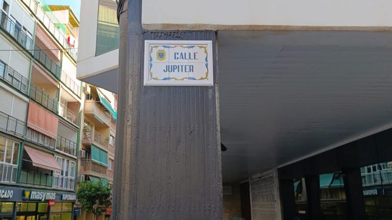 Benidorm inicia la segunda fase de reposición de las placas del callejero en el casco urbano   Benidorm inicia la segunda fase de reposición de las placas del callejero en el casco urbano
