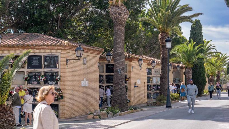 Cementerios informa de los servicios y horarios especiales de autobús con motivo de Todos los Santos Cementerios informa de los servicios y horarios especiales de autobús con motivo de Todos los Santos