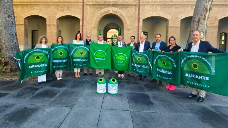 Benidorm recibe la ‘Bandera Verde’ como municipio de la Comunitat que más vidrio recicló durante el verano 