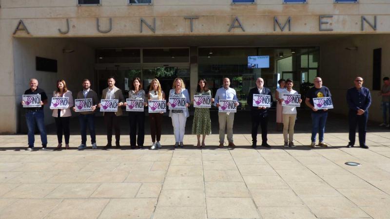 Minuto de silencio en el Ayuntamiento de Benidorm.