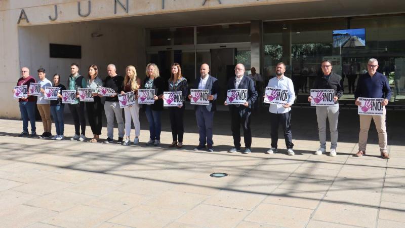 Benidorm guarda un minuto de silencio como condena hacia el último asesinato machista confirmado cometido en Zaragoza 