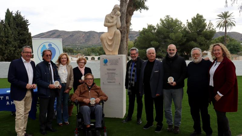 El Doble Amor homenajea a sus fundadores con el traslado de la estatua de la Virgen y la remodelación del jardín 