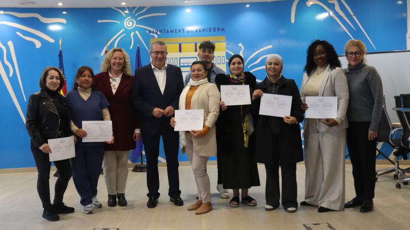 Dieciocho personas reciben sus diplomas tras participar en la Escuela de Acogida de Benidorm