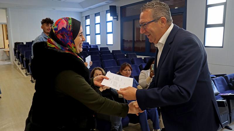 Dieciocho personas reciben sus diplomas tras participar en la Escuela de Acogida de Benidorm