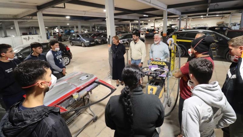 Diez jóvenes de Benidorm se forman en el curso de chapa y pintura del automóvil de la Concejalía de Juventud