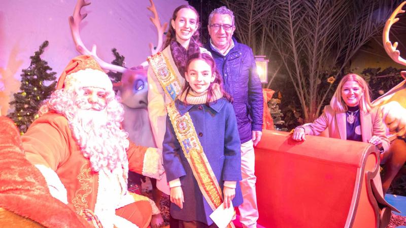 Papá Noel da la bienvenida a la Navidad en el Hort de Colón.