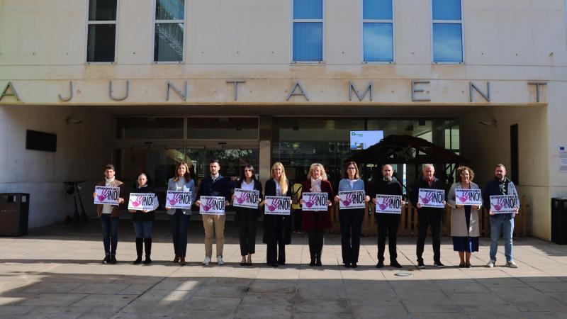 Benidorm guarda un minuto de silencio para condenar el último crimen por violencia de género cometido en Torrejón de Ardoz (Madrid)