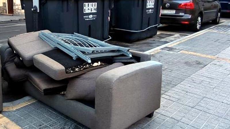 Más del 55% de los enseres de Benidorm se sacan a la calle sin concertar el servicio gratuito de recogida