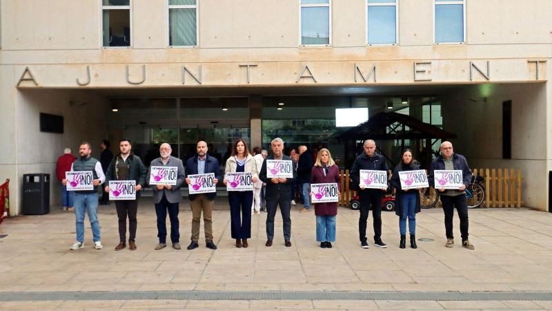 Minuto de silencio en Benidorm para condenar el crimen machista de una mujer de 29 años en Alicante