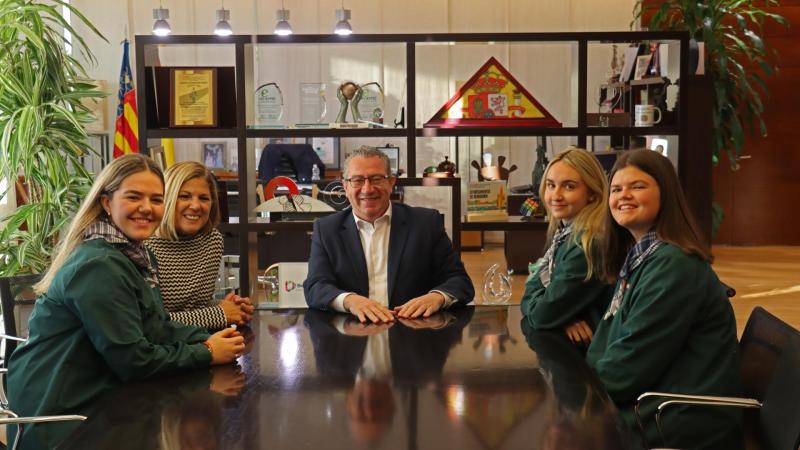 Las ‘fadrines’ de la Festa del Roser organizan un ‘tardeo’ navideño el próximo 27 de diciembre