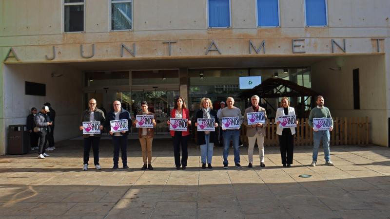 Benidorm guarda un minuto de silencio para condenar los crímenes machistas de tres mujeres en Toledo, Sevilla y Barcelona