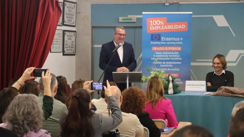 El IES Mediterrània alberga una jornada para fortalecer los vínculos entre los centros de FP y el tejido empresarial