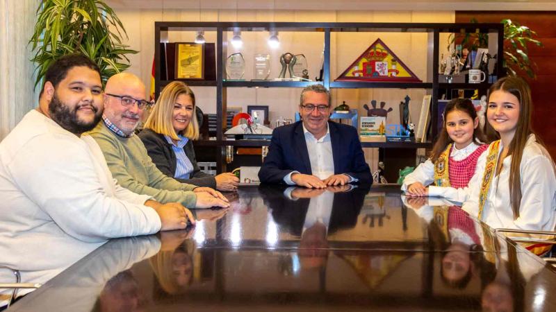 Toni Pérez recibe a Laura Ivars y Carmen Guillem, reinas de las FMP 2026