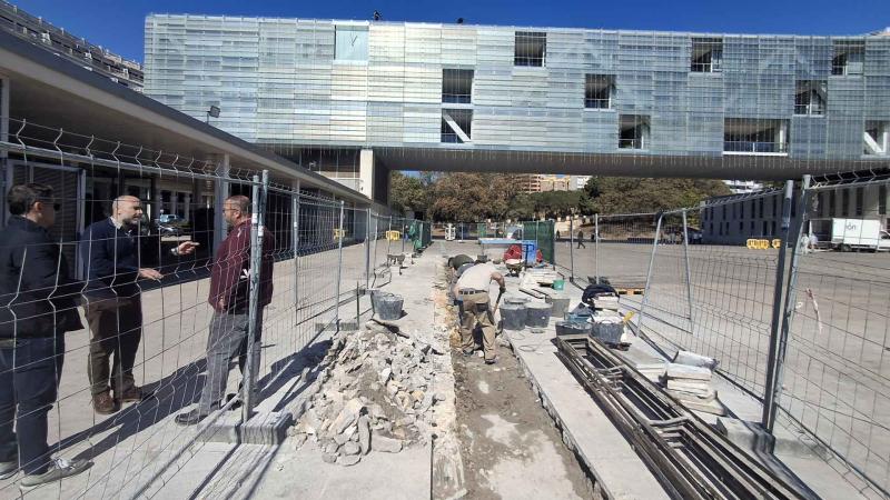 Benidorm ejecuta una obra en la plaza de SS MM los Reyes de España para terminar con las filtraciones de agua al aparcamiento de L’Aigüera