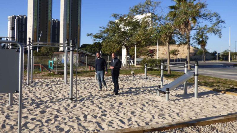 Benidorm amplía los espacios deportivos al aire libre con una nueva zona de calistenia en Poniente 