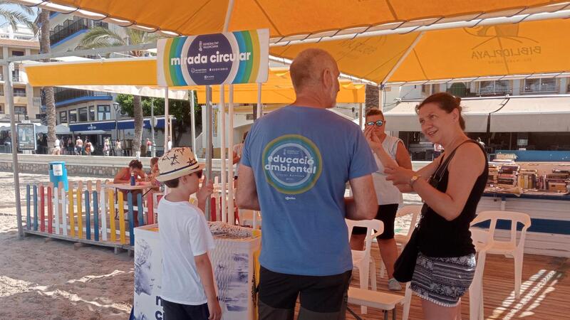 Usuaris de la platja de Ponent de Benidorm aprenen on van els residus i com es reciclen