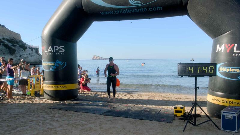 Miguel Bou i Iris Gracia s’imposen en la XXIV Travessia nadant l’Illa de Benidorm