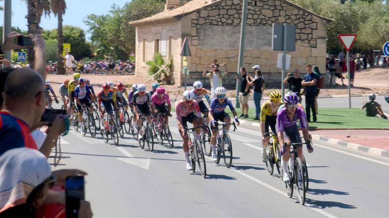 Benidorm es bolca amb La Volta: centenars d’afeccionats animen a l’escamot i milers gaudeixen de la fan zone