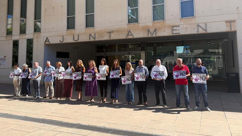 Minut de silenci a Benidorm per a condemnar l’assassinat masclista d’una dona a Madrid