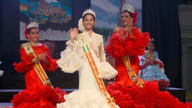 Naihara López de las Huertas y las reinas salientes Rocío Romero y Rocío Benavente.
