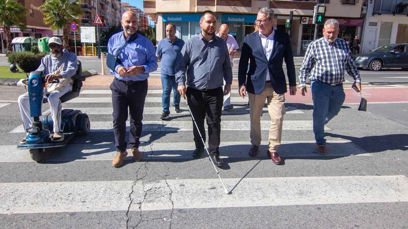 Benidorm instala en el Cruce los primeros semáforos acústicos que las personas ciegas pueden activar desde su teléfono móvil 