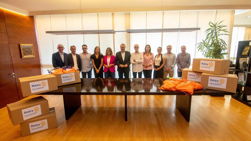 El Rotary Club de Benidorm dóna a l’Agrupació local d’AMPAS material de papereria per a escolars vulnerables