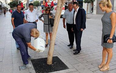 Obres condiciona els escocells del carrer Gambo amb paviment de cautxú reciclat